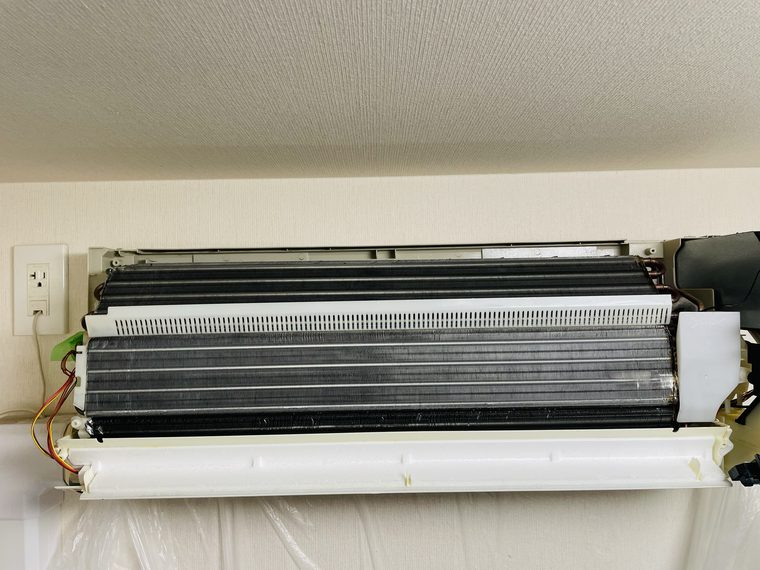 クリーニング後のエアコン内部。熱交換器とルーバーがきれいになった状態