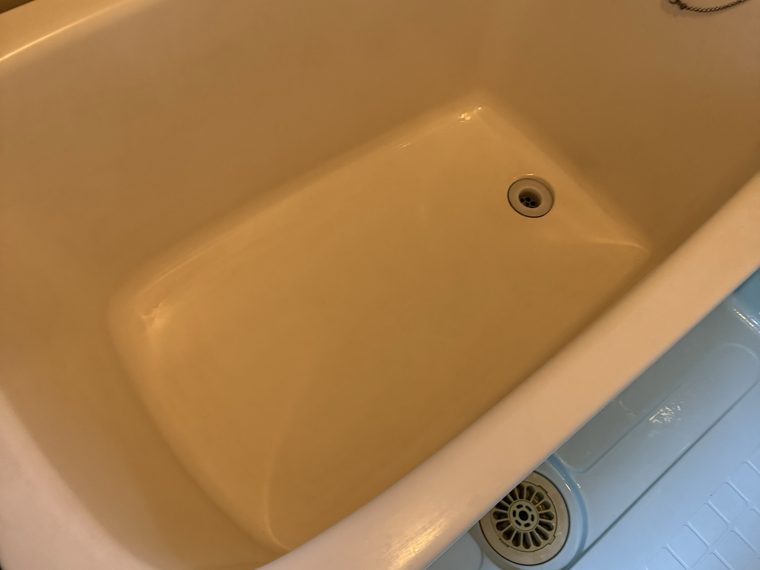 クリーニング後の浴槽。表面のくすみが取れてつやが戻った状態